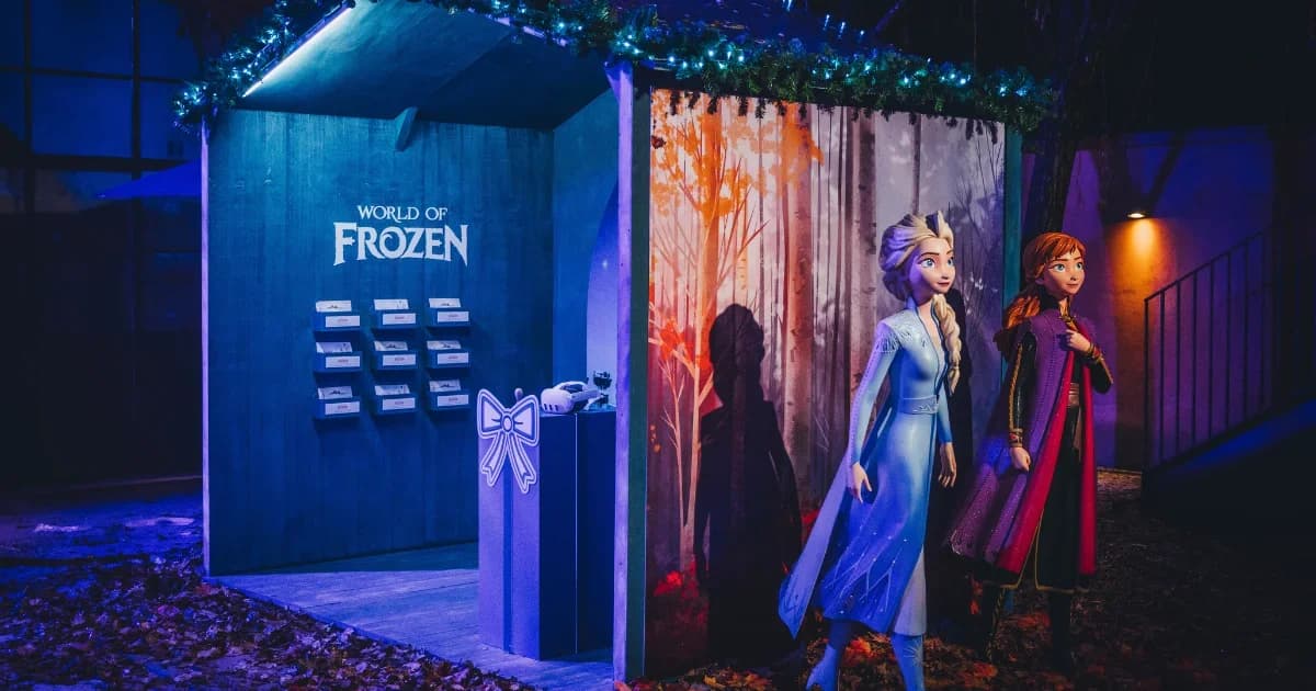 ©-Disney-Christmas-Village-8.png