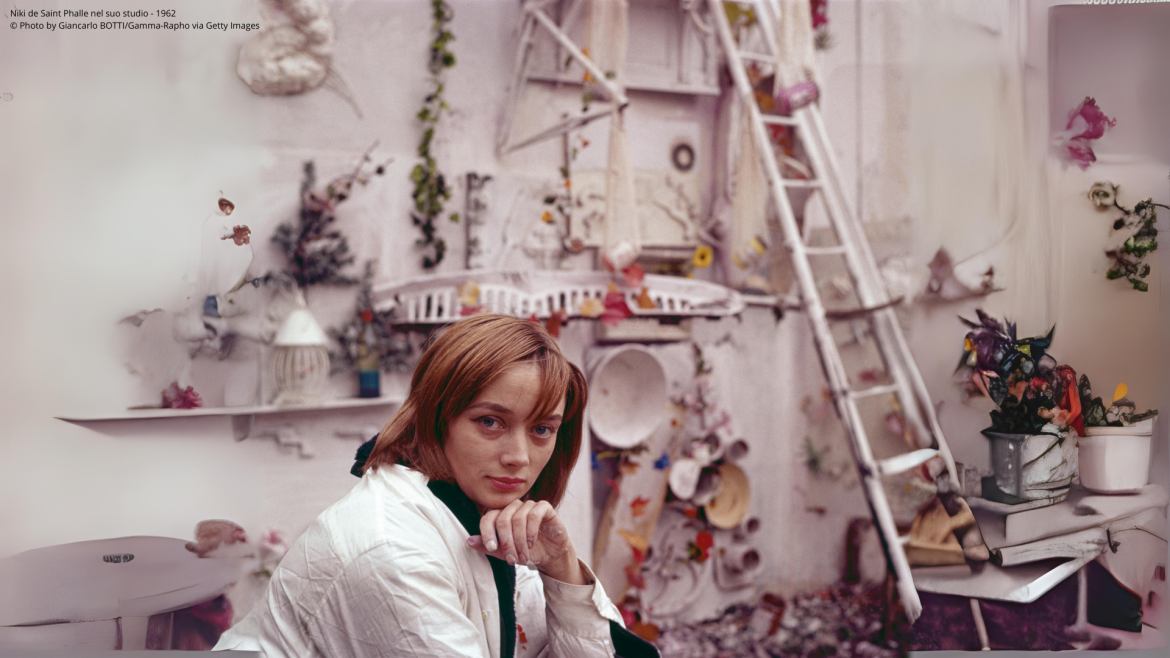 Niki de Saint Phalle nel suo studio 1962 ©️ Photo by Giancarlo BOTTIGamma Rapho via Getty Images